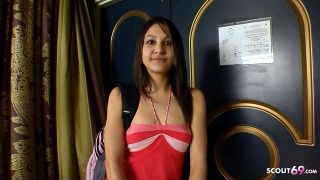 Studentin Simone wirklich das erste Mal beim Porno Casting gefickt Porno