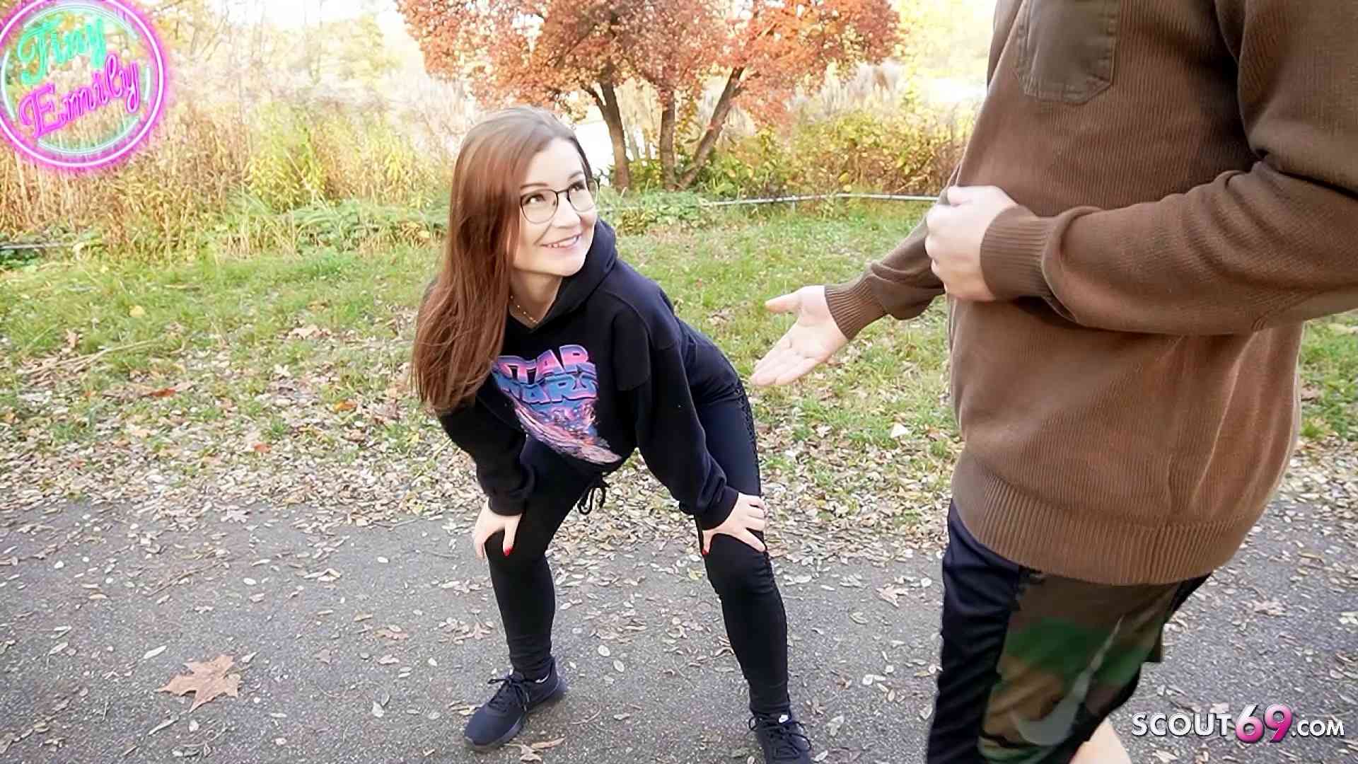 TinyEmily – Beim Joggen erkannt und beim Duschen AO gefickt