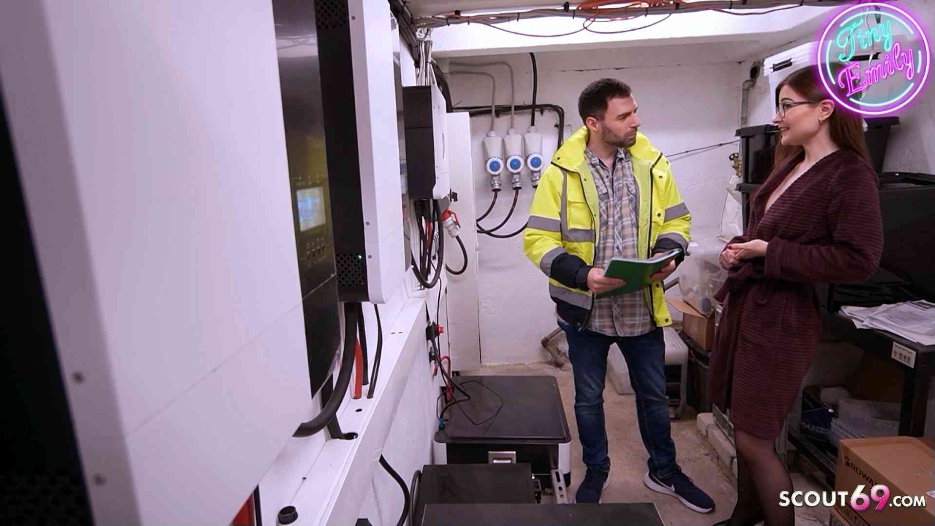 TinyEmily fickt mit dem Elektriker fremd als sie allein zu Hause ist