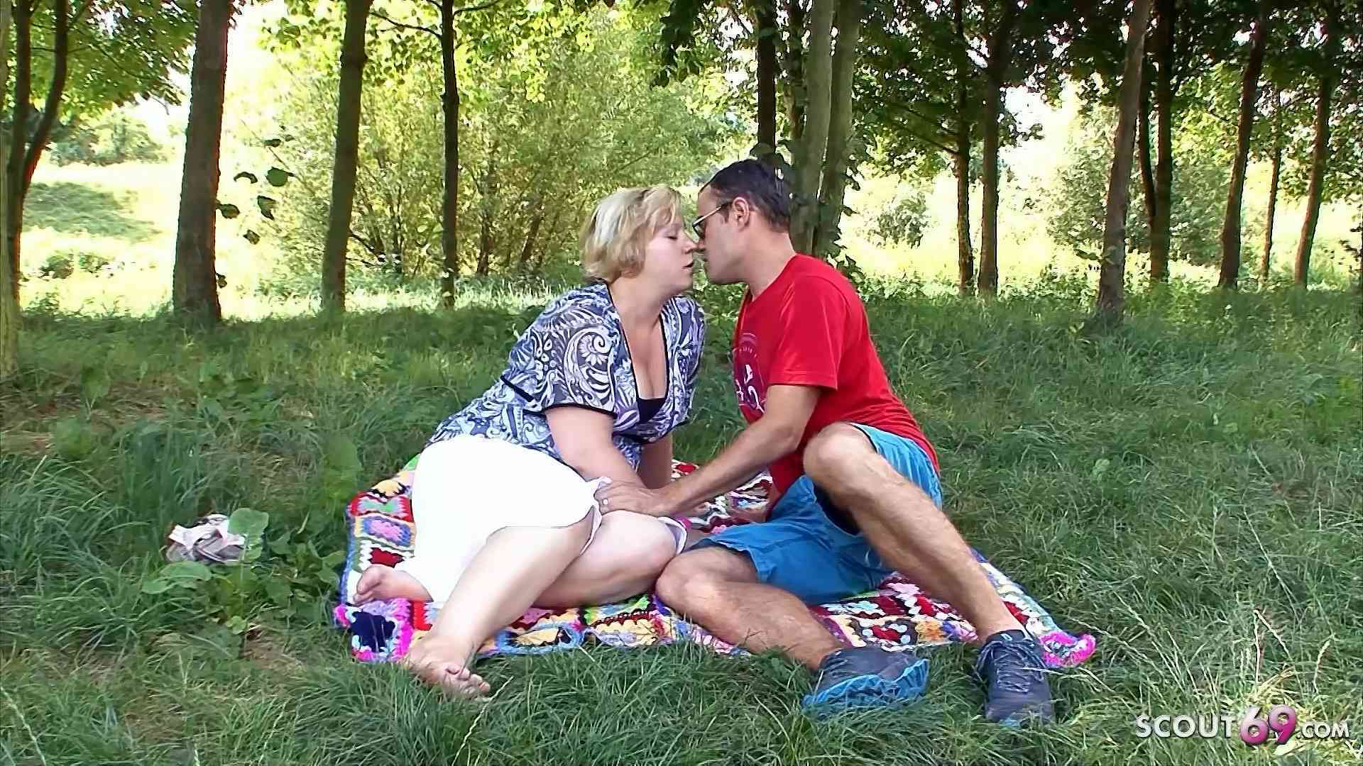 Deutsche dicke Hausfrau treibt es mit Fremden auf dem Feldweg