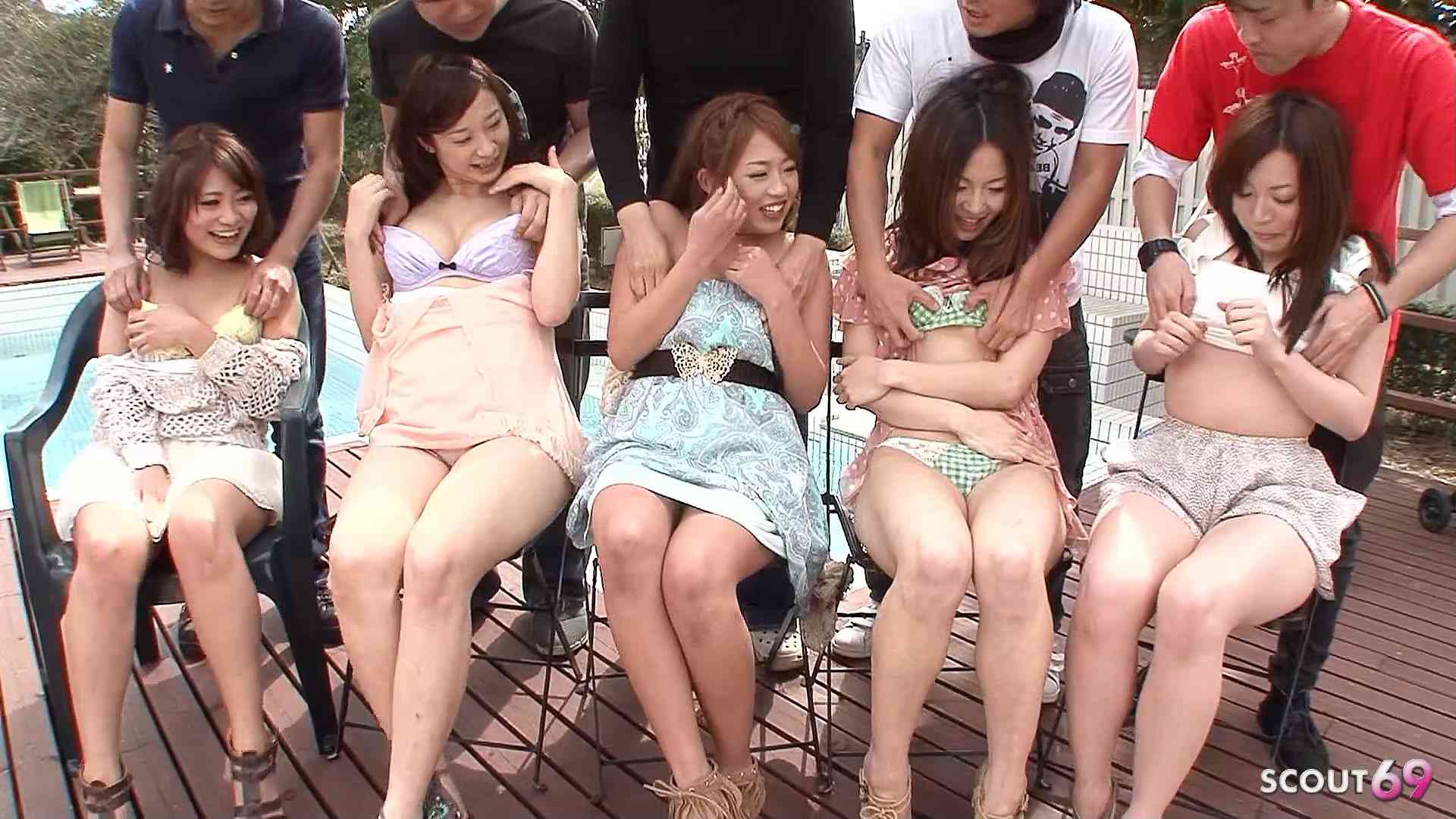 Japanische Orgie mit mehreren Girls die Schwänze lutschen