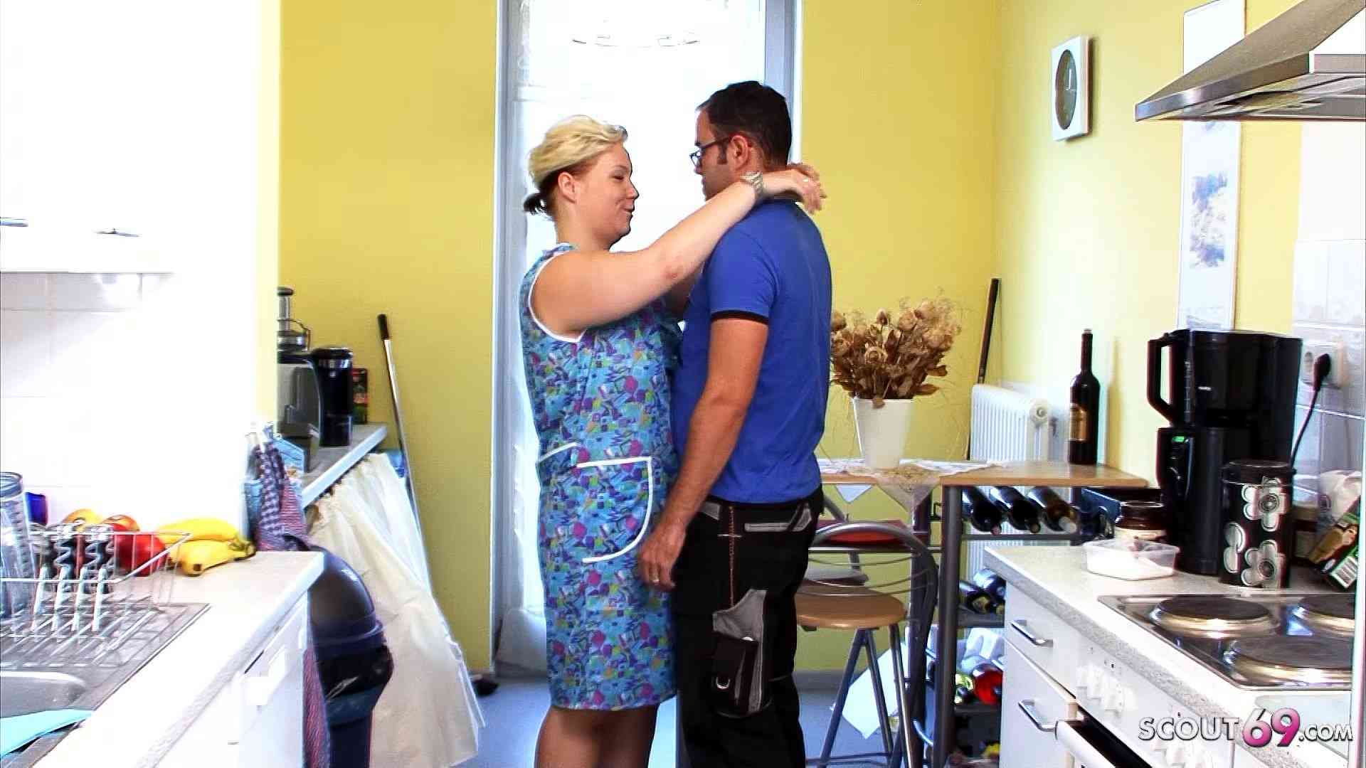 Reife deutsche Hausfrau verführt den Handwerker zum Sex