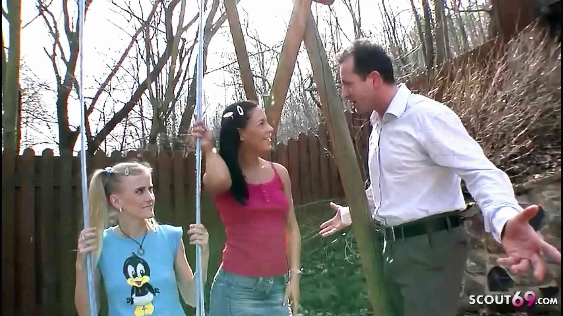 Zwei Teens von alten Typen abgeschleppt und Anal gefickt
